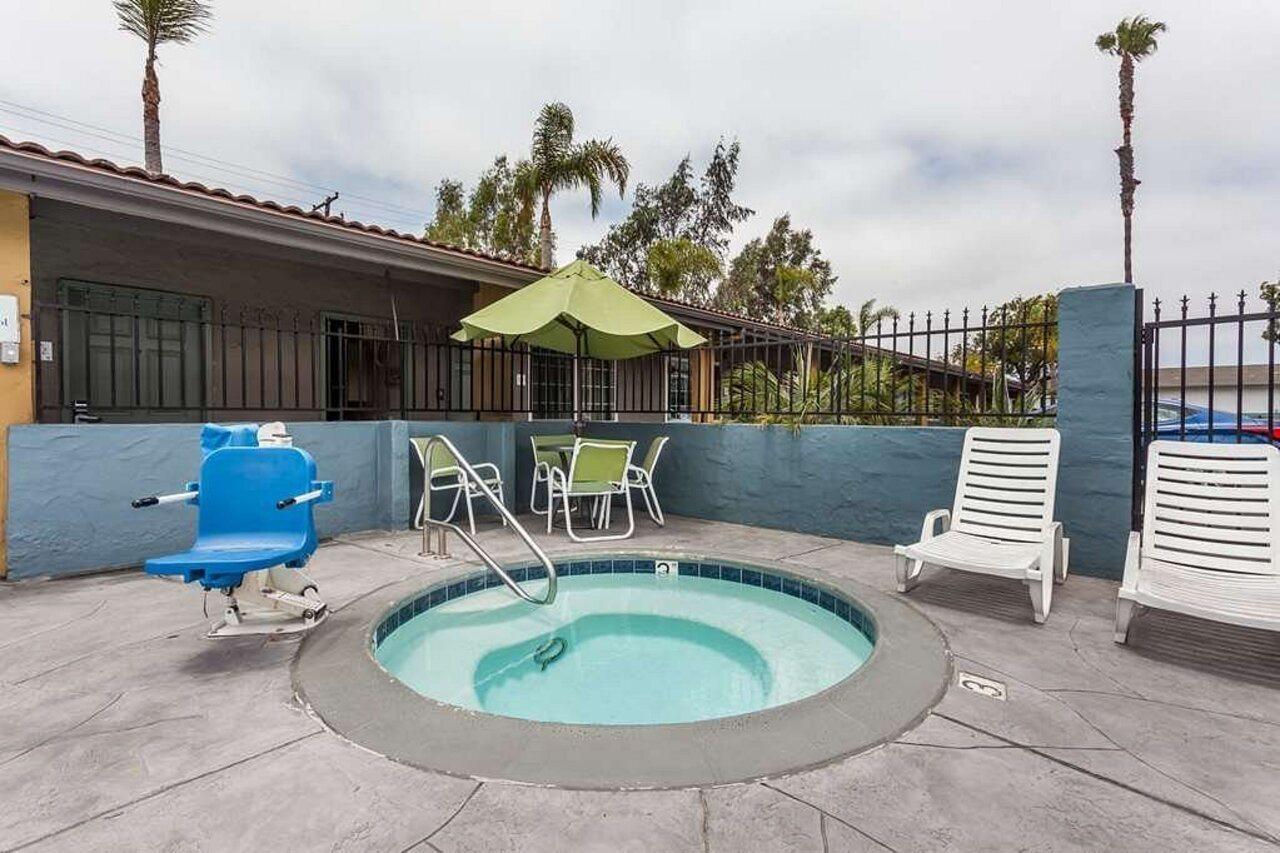 Howard Johnson By Wyndham National City/San Diego South Екстер'єр фото