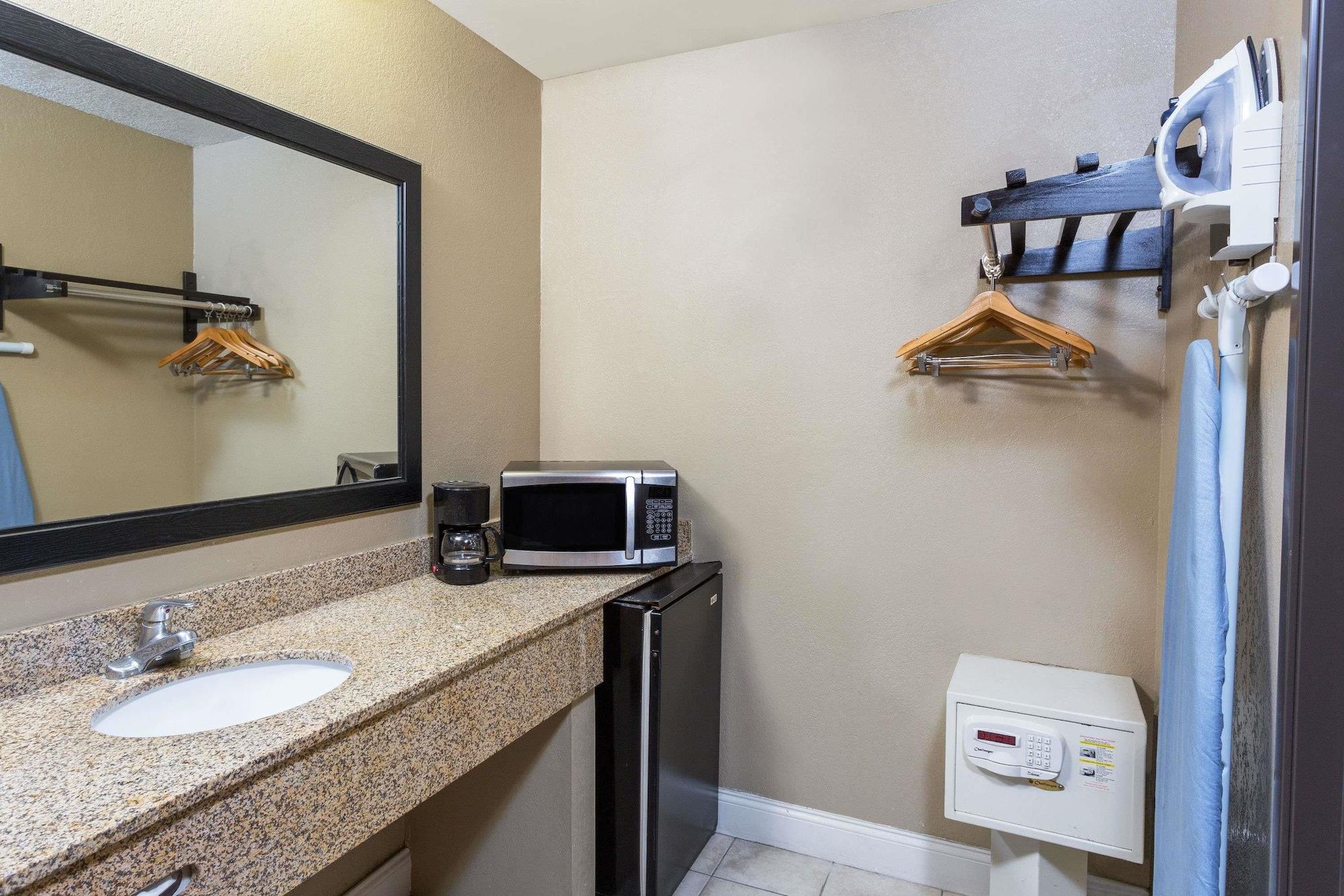 Howard Johnson By Wyndham National City/San Diego South Екстер'єр фото