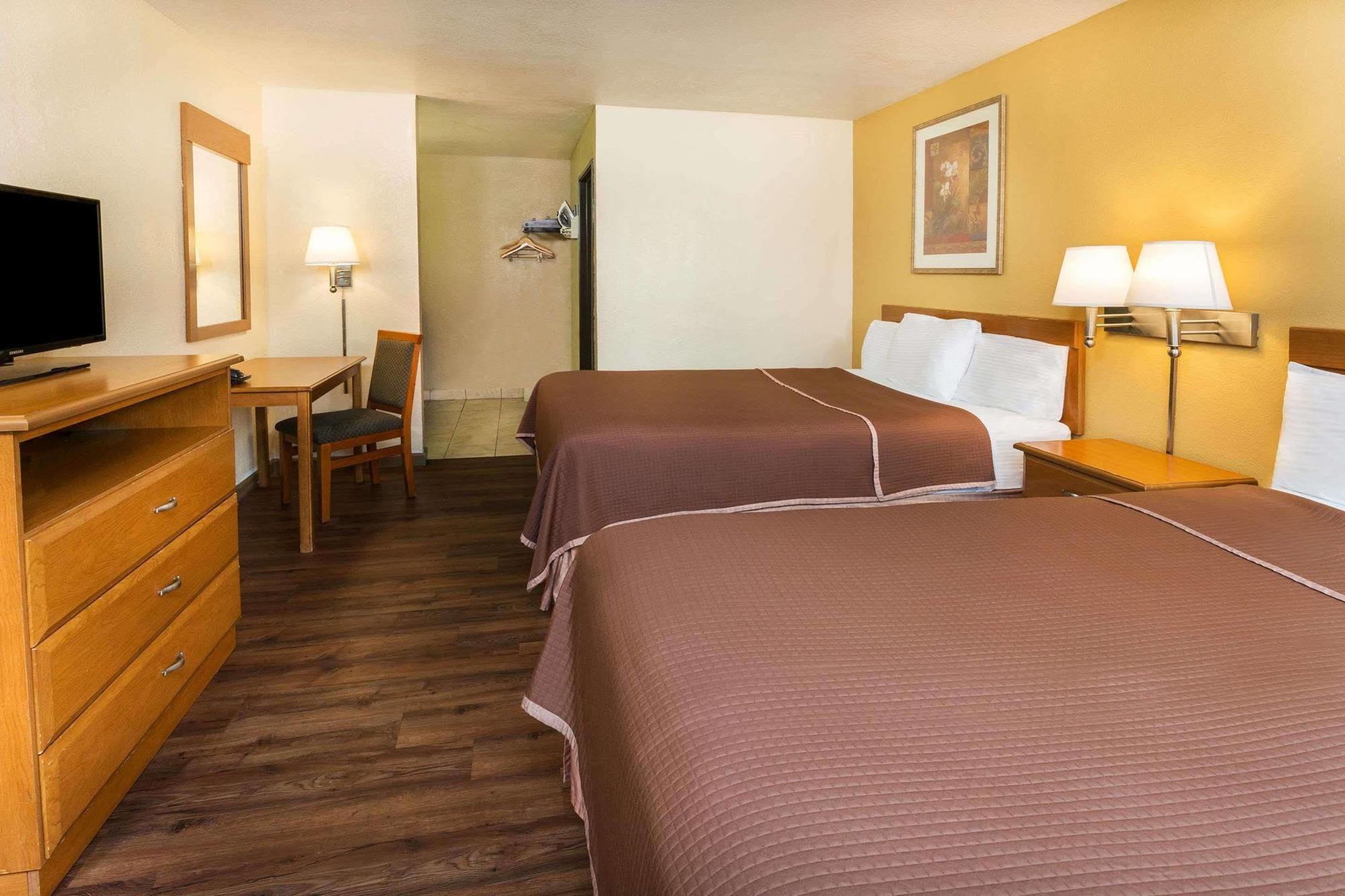 Howard Johnson By Wyndham National City/San Diego South Екстер'єр фото