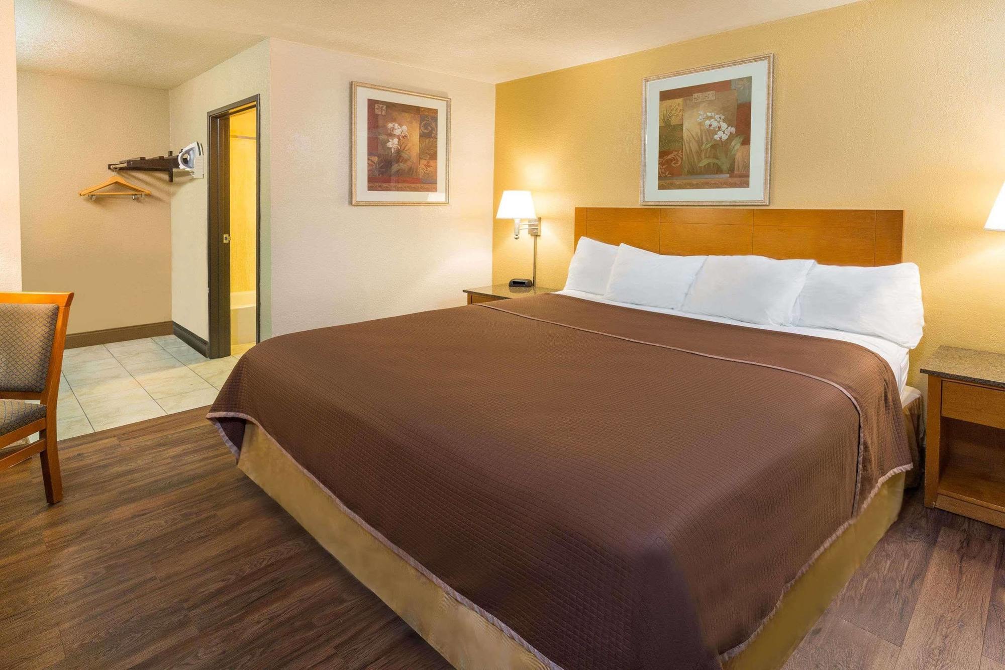 Howard Johnson By Wyndham National City/San Diego South Екстер'єр фото