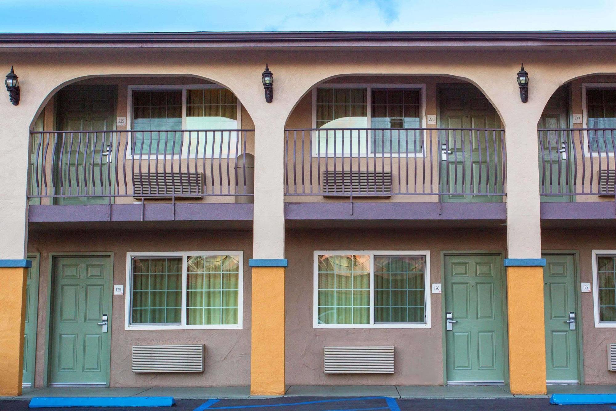 Howard Johnson By Wyndham National City/San Diego South Екстер'єр фото